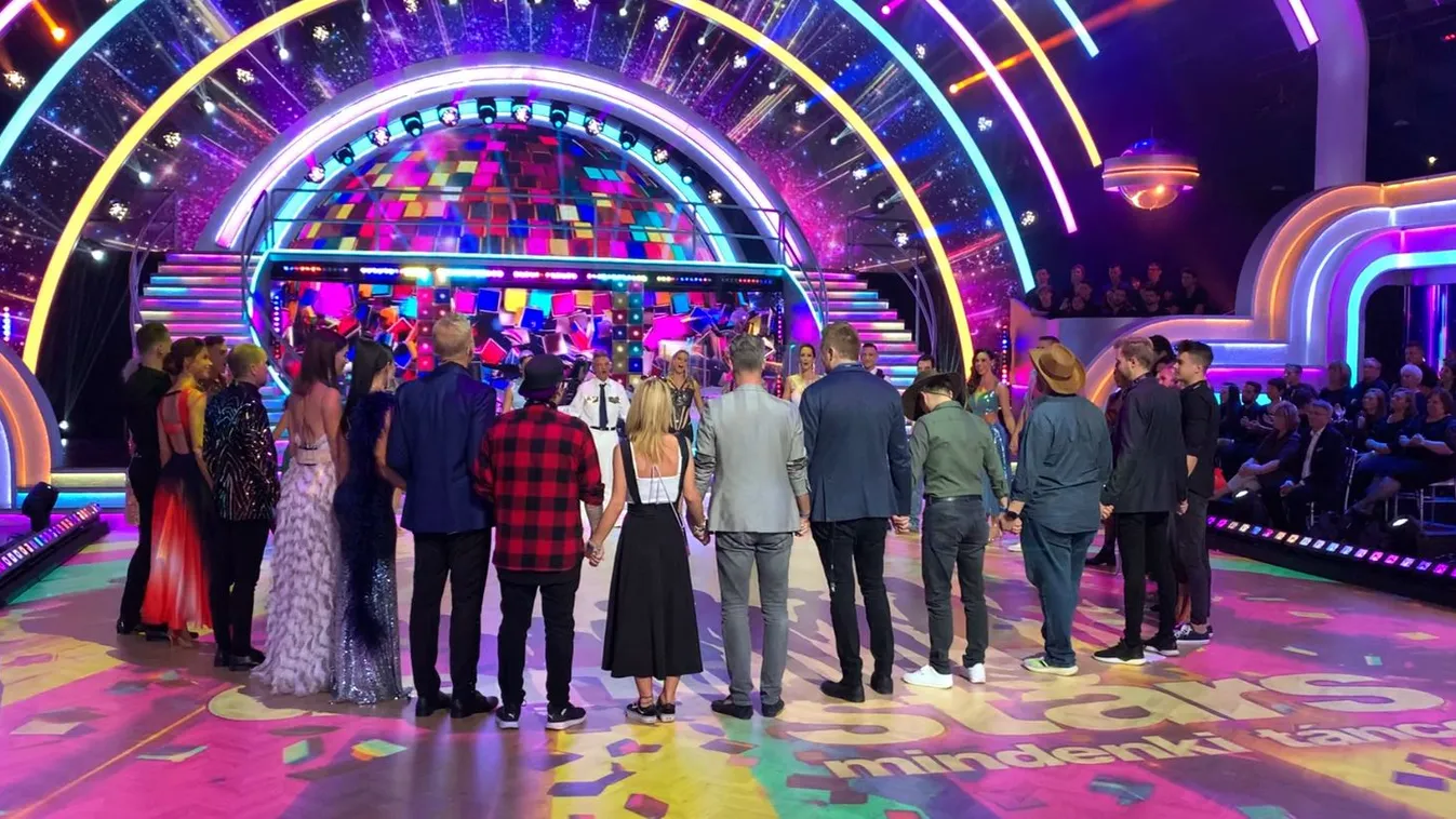 Itt az első fotó a kulisszák mögül: közös imával kezdik a Dancing with the Stars műsorát