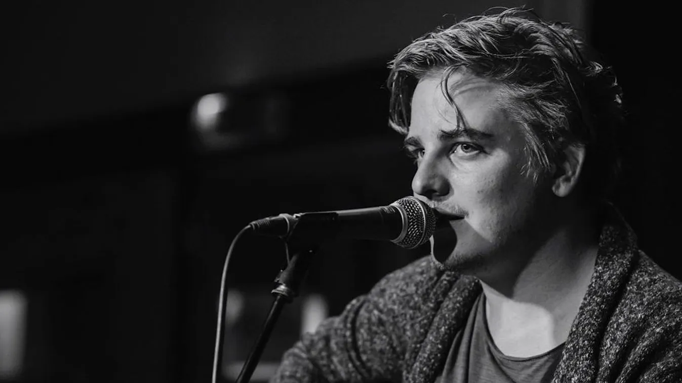 Megrázó és felemelő egyszerre, ahogy több ezren énekeltek Siklósi Örsnek - Videó