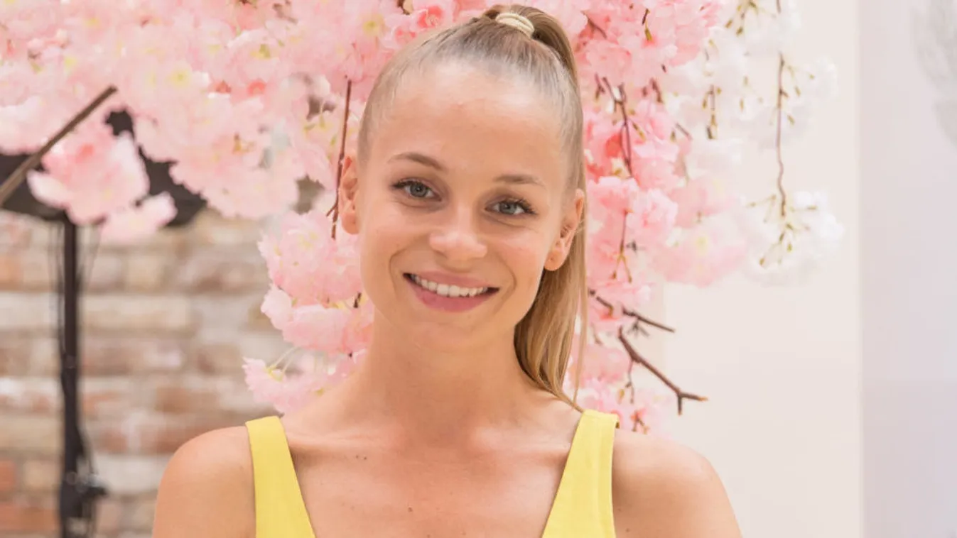 Falatnyi bikiniben pózol: Bomba testet villantott a szexi műsorvezető