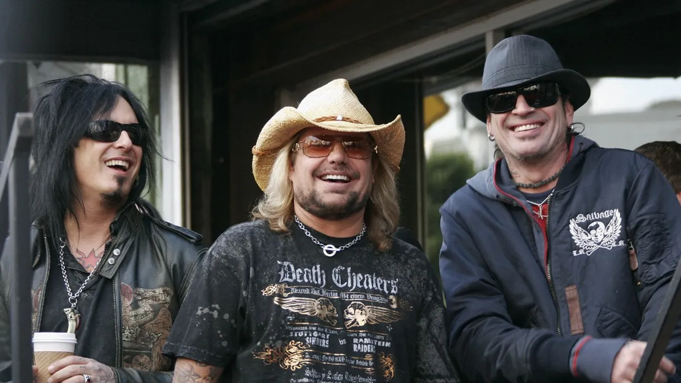 Szörnyű baleset: a színpadról vitték kórházba az énekest