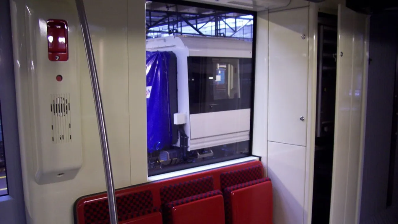 Széll Kálmán téri tragédia: sírva búcsúzott 16 éves lányától a gyászoló édesanya