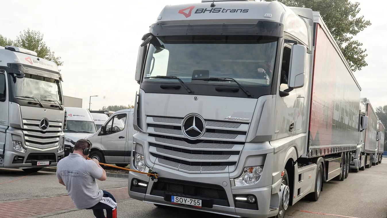 Hihetetlen, három kamiont húzott el a fogával az erőember, Sinka Zsolt