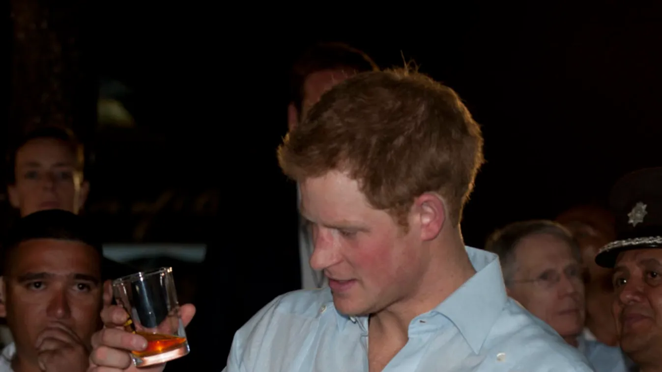 Kiszivárgott a titka: Harry herceg részegen megcsókolt egy híres férfit