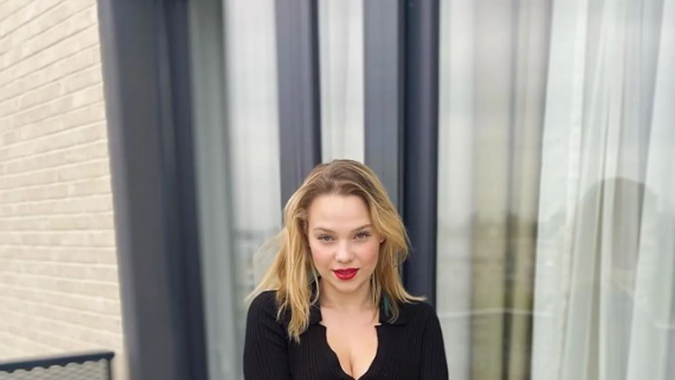 Hűha, a kabátja alól villant ki a magyar énekesnő cickója