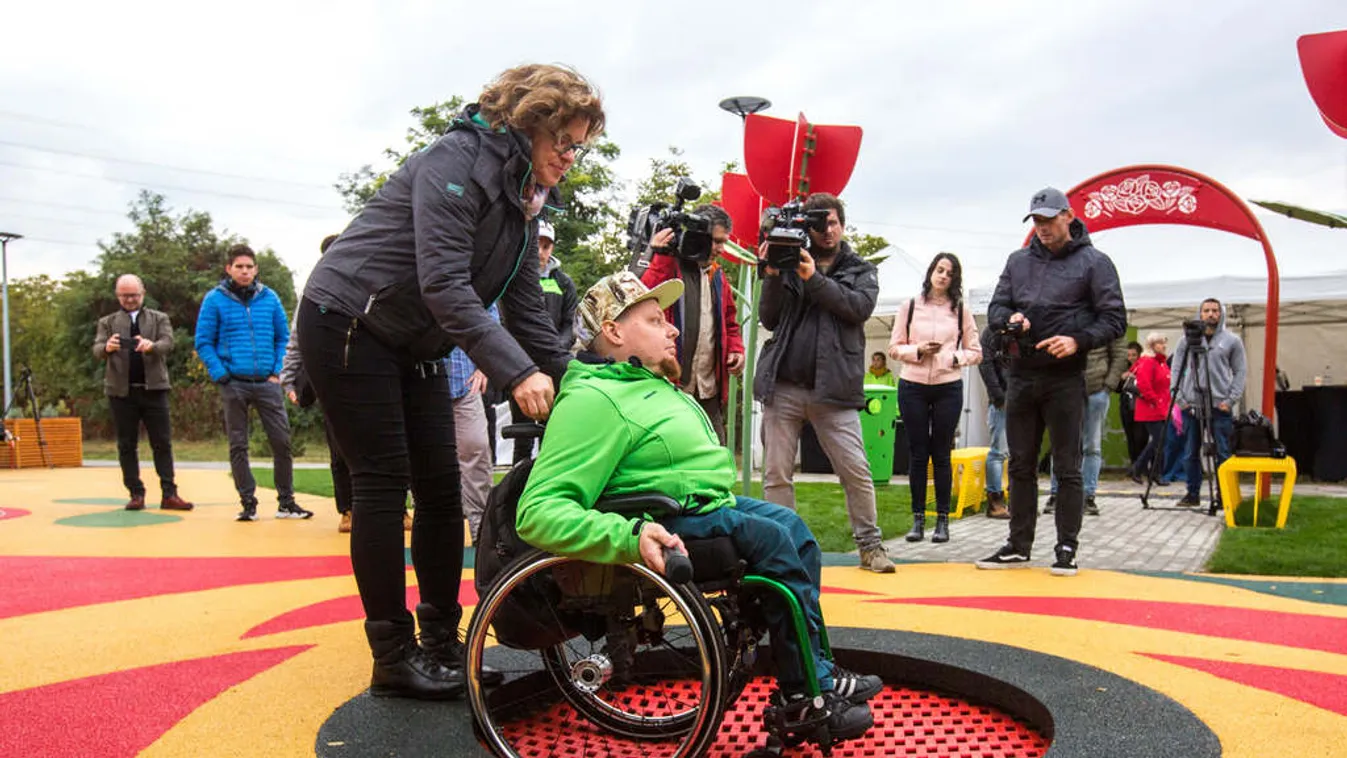 Nincs akadály: ezt az új játszóteret a magyar felnőttek is élvezik majd