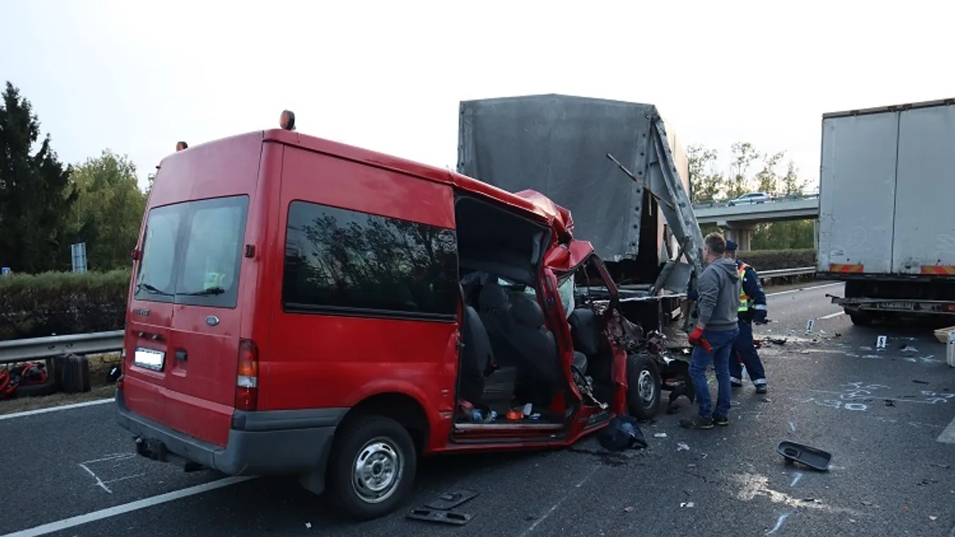 Itt vannak az első fotók az öt ember halálát okozó M1-es balesetről