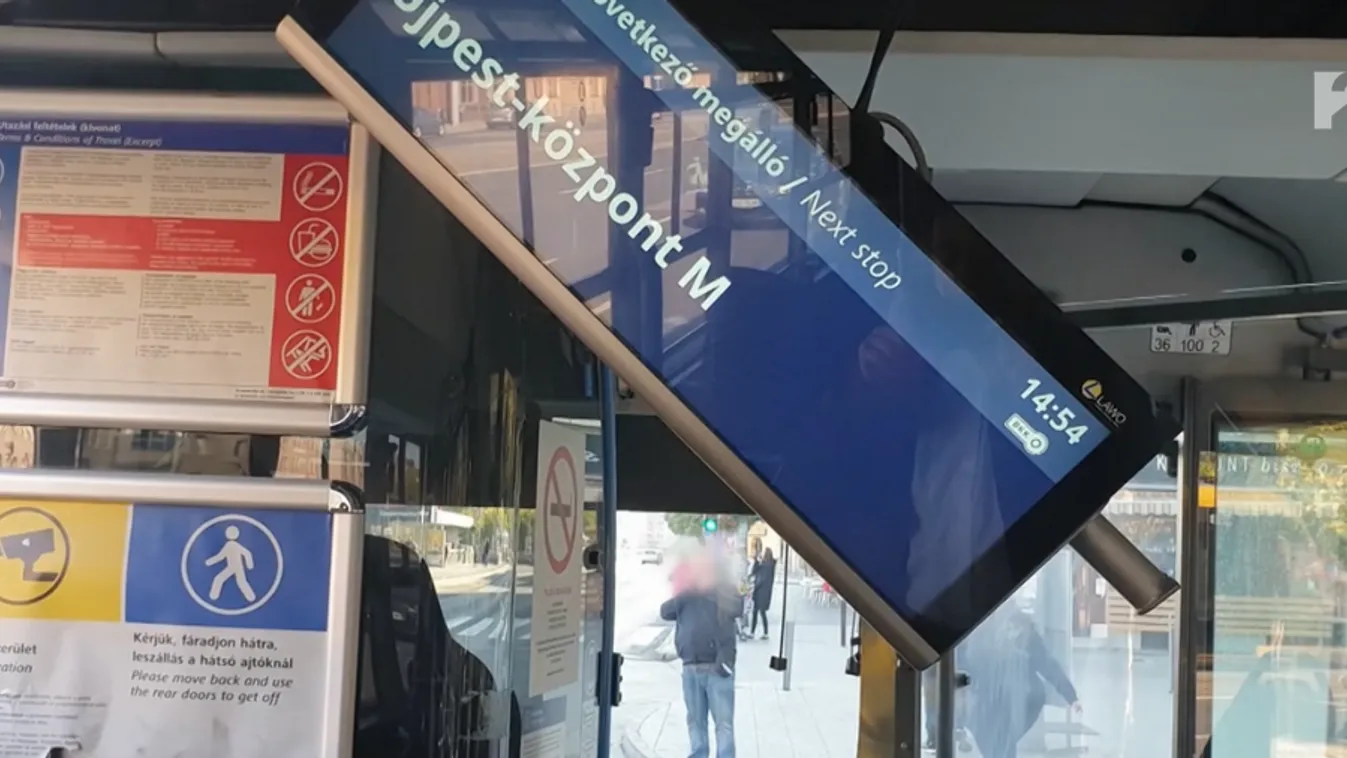 Dráma a 30-as buszon: ráesett a kijelző egy utasra