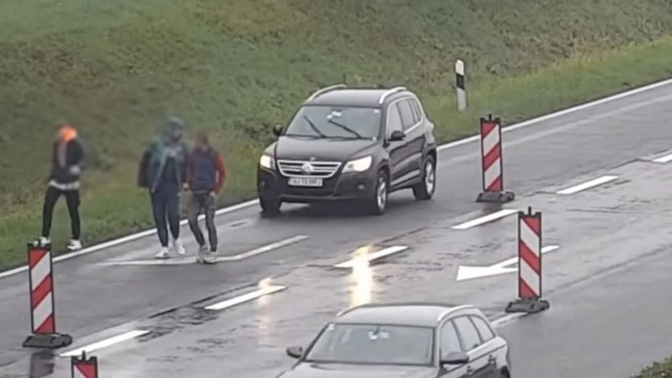 Sokkoló felvétel: az autók között sétálgatott három fiatal az M1-esen