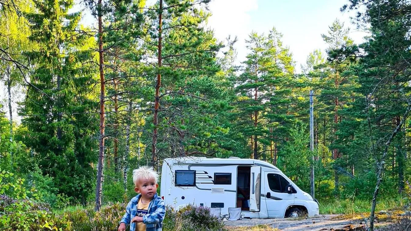 Hídra vetítve nézi a mesét a világjáró magyar kisfiú, aki már több tucat országban járt