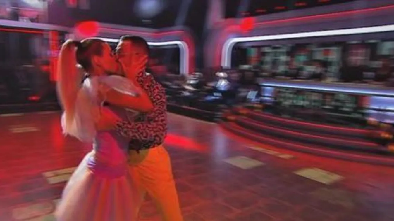 Több ez barátságnál? Kézen fogva jár a stúdión kívül a TV2 táncospárja