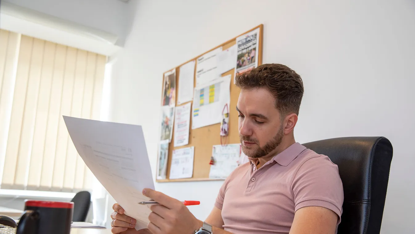 Újságíró gyakornokot játszik az Elk*rtuk című filmben, most valóra váltotta szerepét András