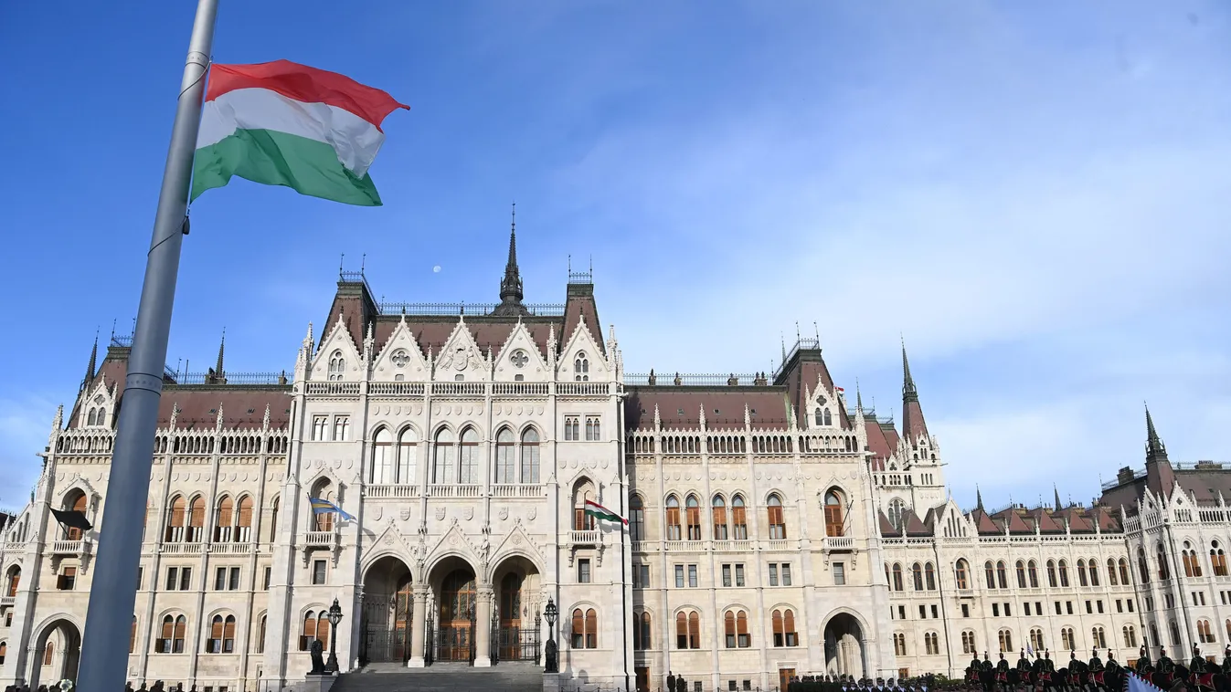 Az Országház előtt kezdődnek a megemlékezések a nemzeti gyásznapon