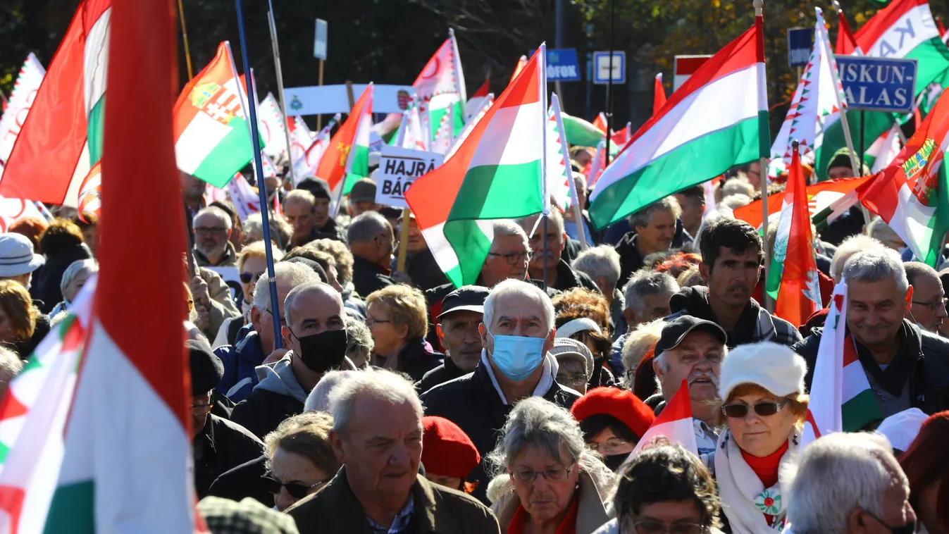 Már most megtöltötte a tömeg a teret a Műegyetemnél - itt vannak az első képek a Békemenetről