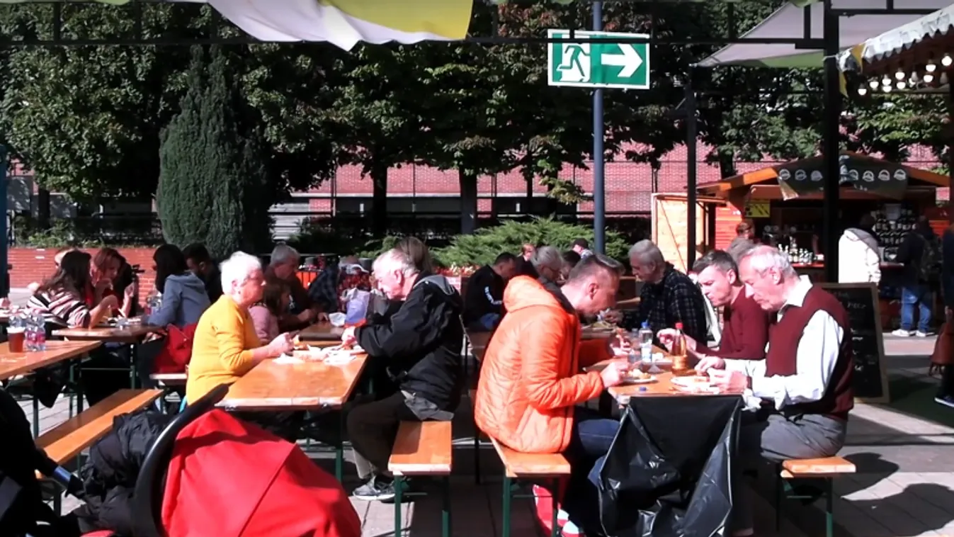 Elképesztő dőzsölés a budapesti pláza tetőteraszán, a pálinka is előtérbe került