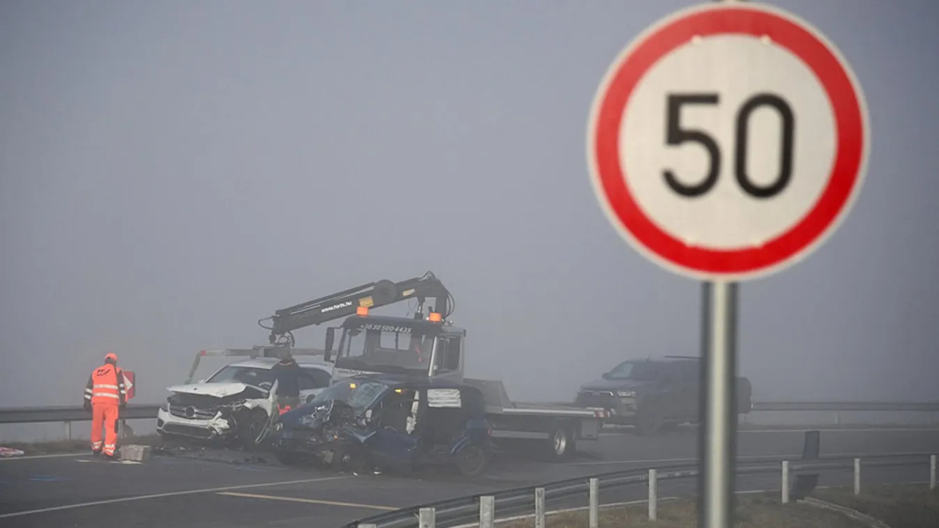 Frontális baleset történt Dunakeszinél, feszítővágóval vágták ki a sérülteket - Videó