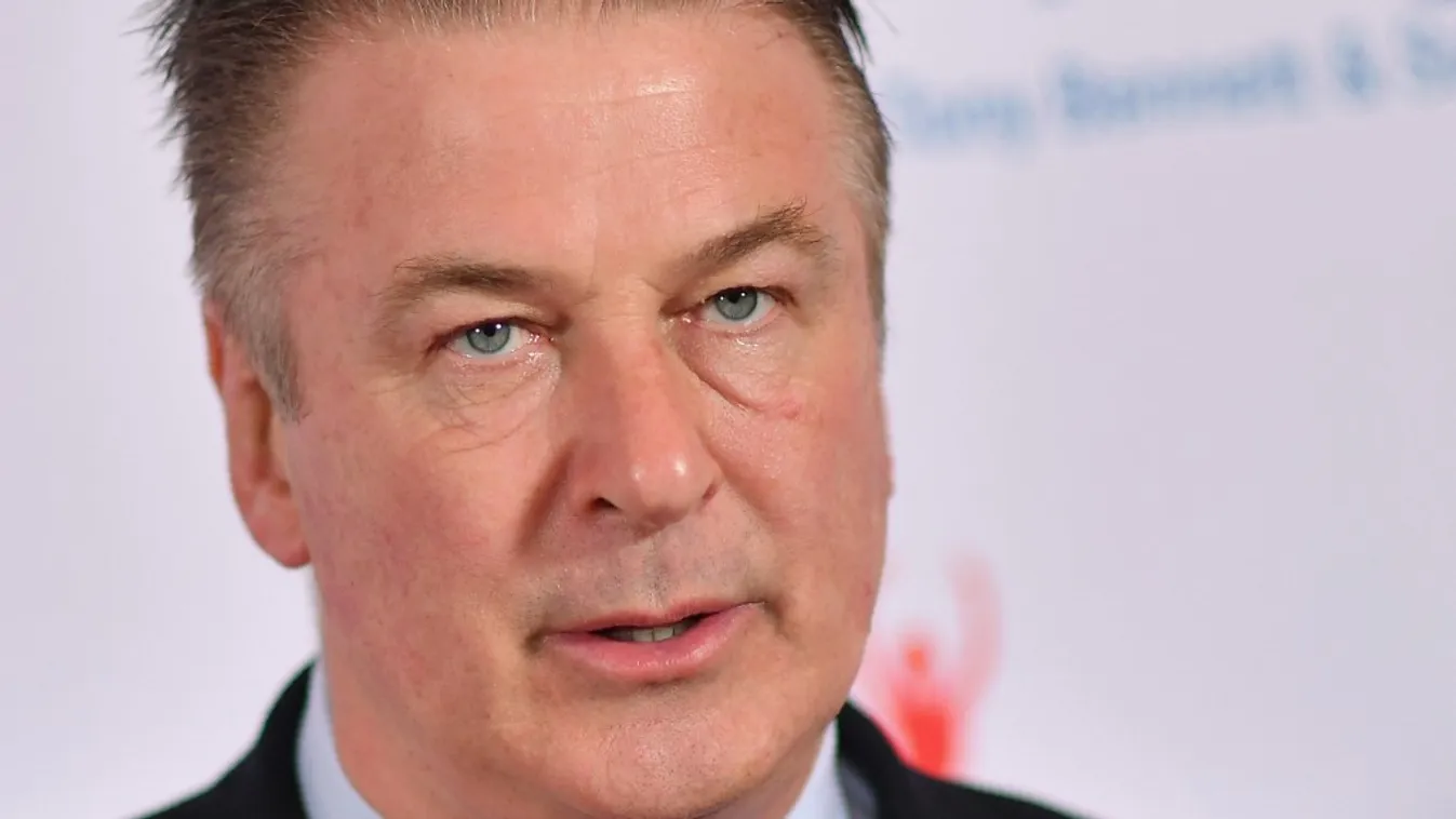 Mindketten összeomlottak: Alec Baldwin találkozott a lelőtt operatőr szerelmével – Fotók