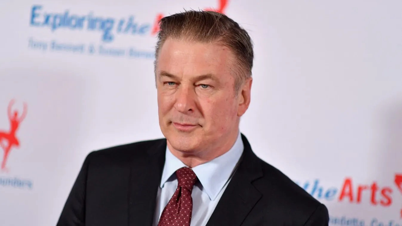 Alec Baldwin kimozdult az önkéntes száműzetésből: a családjával vásárolgatott – Fotók