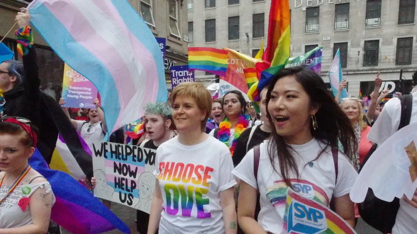 Törölték az „anya” szót a skót törvényekből, szerintük már a férfiak is szülhetnek