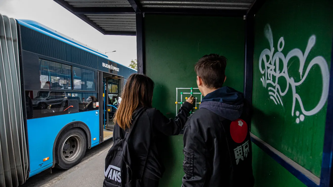 Ezt a játékot szerelték fel egy budapesti buszmegállóba, máris imádják a várakozók