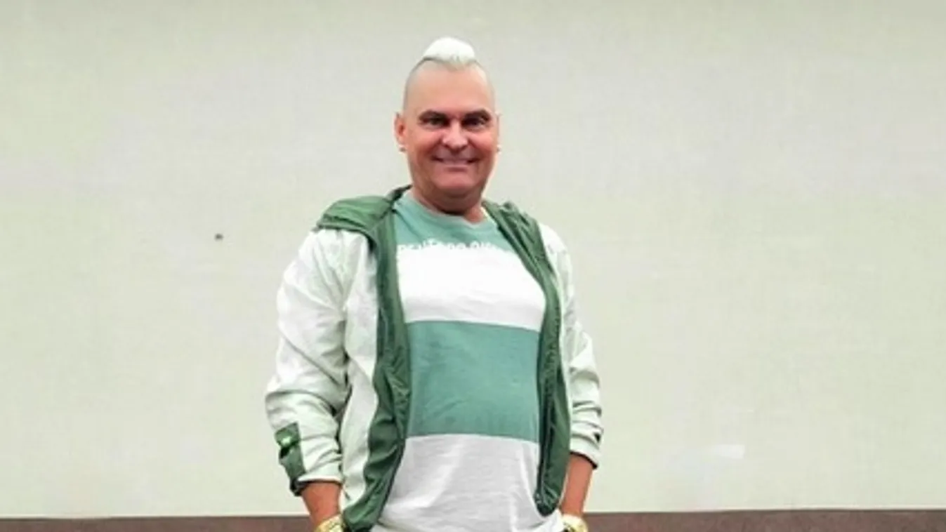 Megbüntették, mert a járdán állt meg a kocsijával: Kiakadt a magyar zenész