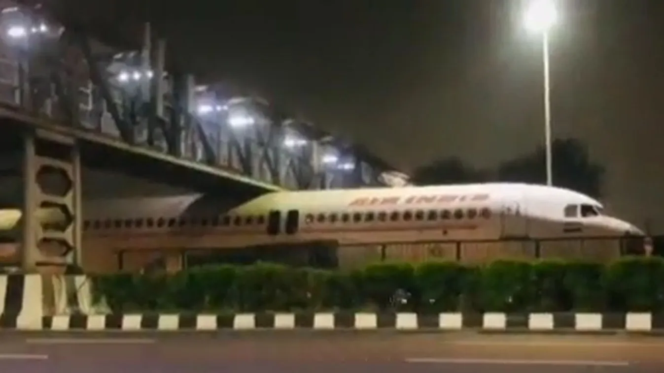 Döbbenetes videó: híd alá szorult egy utasszállító repülőgép