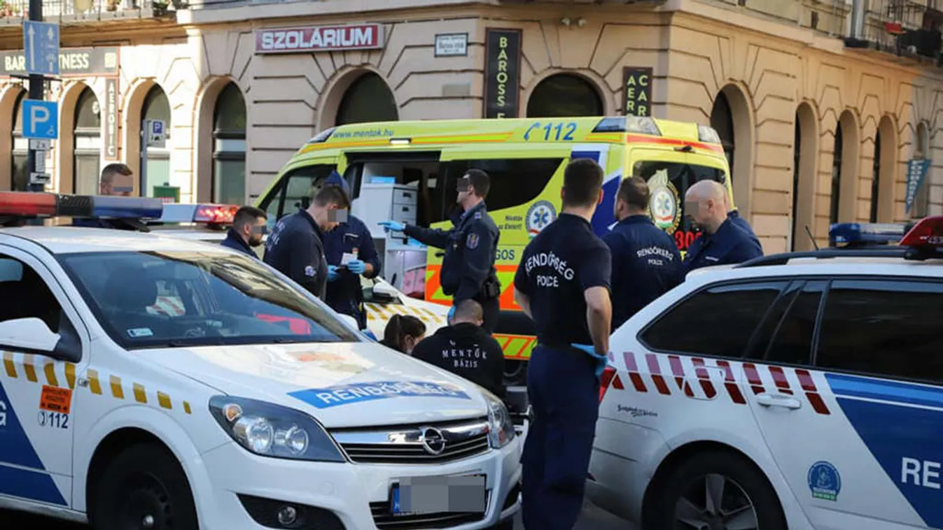 Félmeztelen férfi ugrott rá a rendőrautóra a Baross utcában, nem tudták megmenteni az életét – megrázó fotók