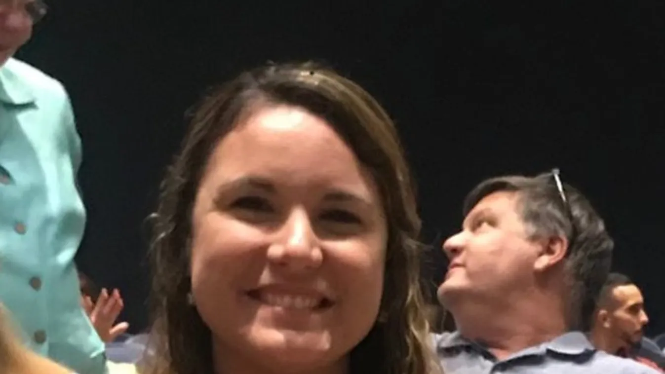 Ez az a széles mosolyú tanárnő, aki a 16 éves diákjával élvezett el - Fotó