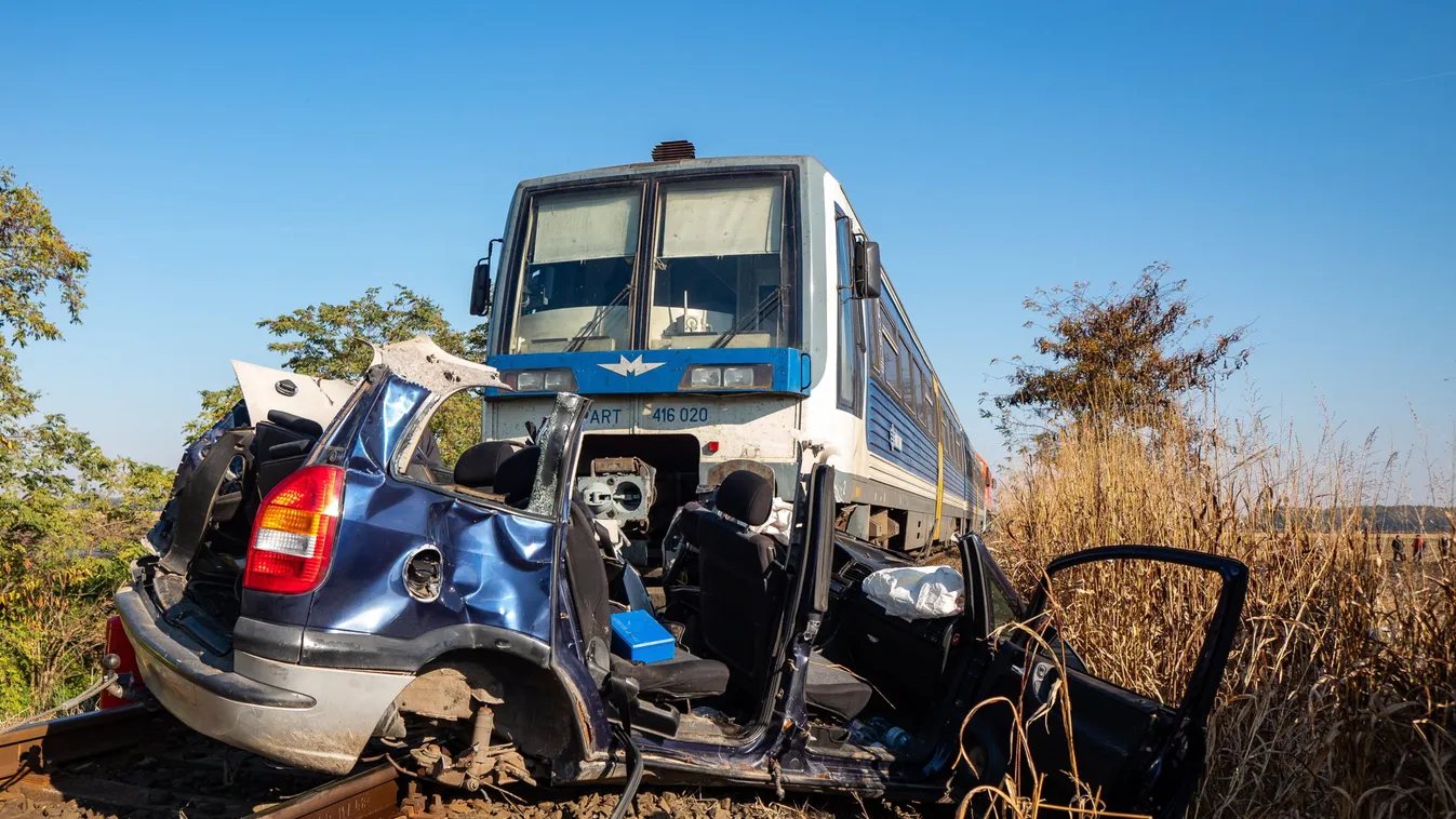 Mentőhelikoptert riasztottak: megrázó fotók érkeztek a halálos mélykúti vonatbalesetről