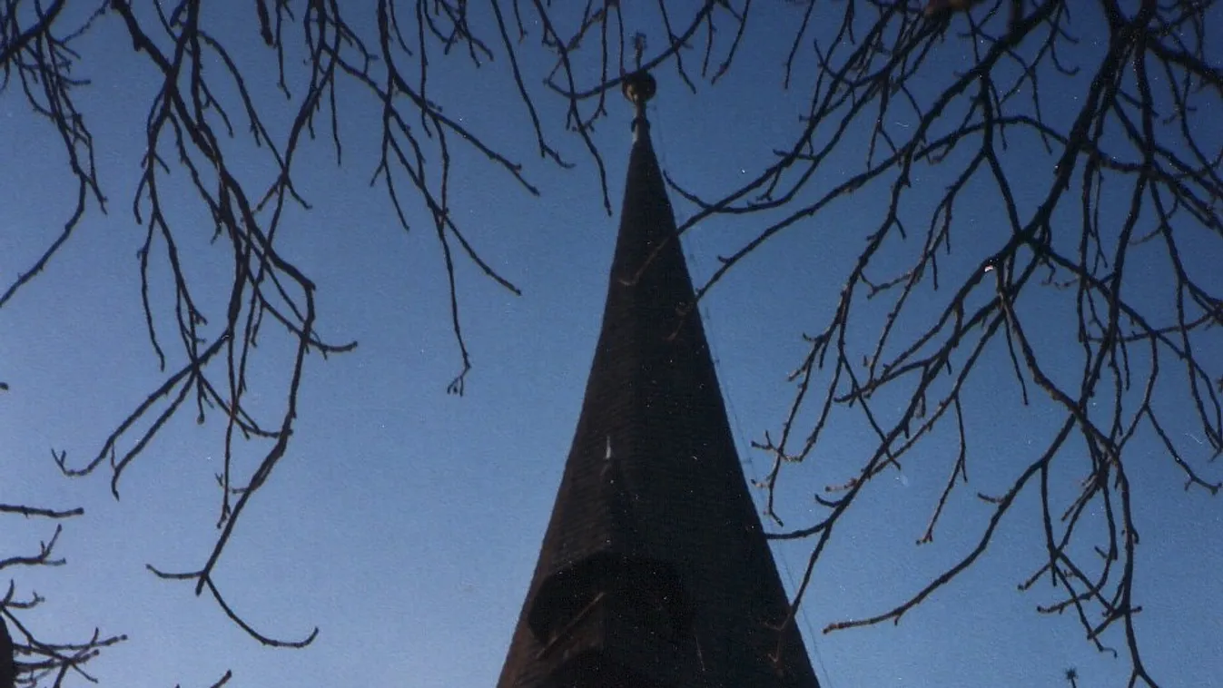 Egy kriptában találtak rá a dolmányba öltöztetett gyerek holttestére