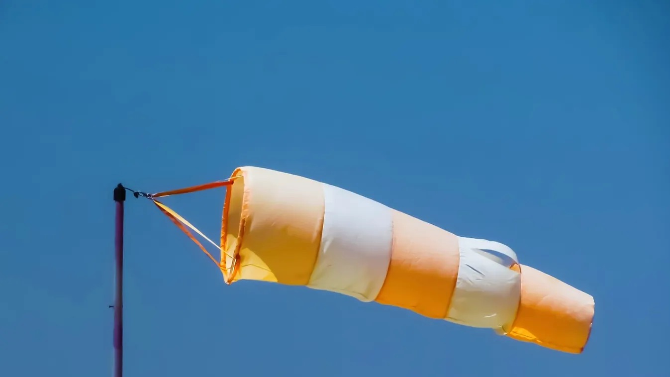 Kiadták a riasztást: lecsapott a viharos szél az országra, kő kövön nem marad