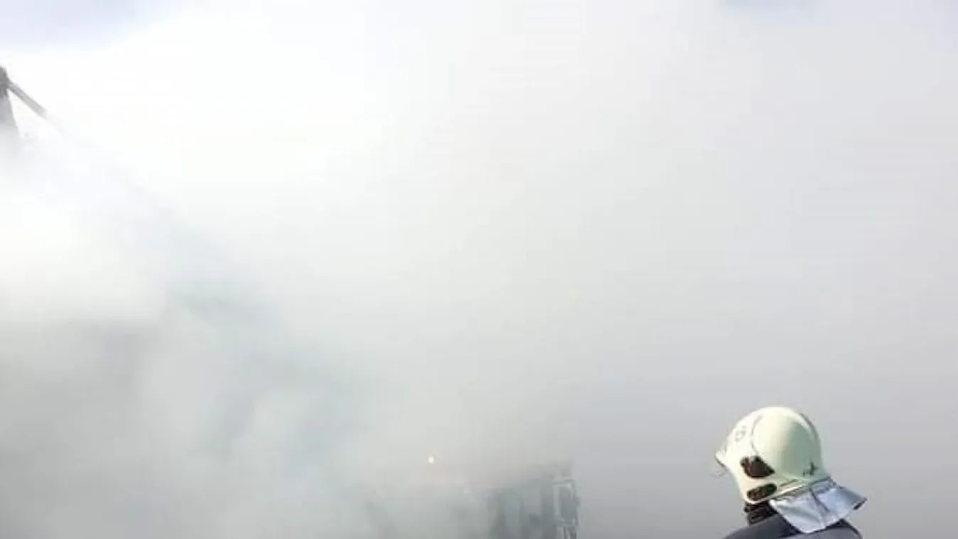 Hatalmas lángokkal égett egy kisbusz Debrecenben