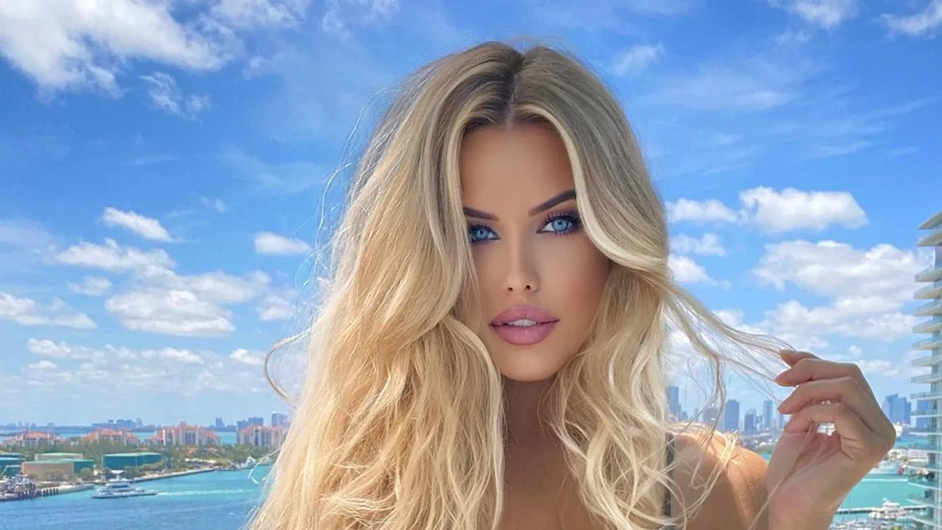 Rányitottak, apró bugyiban terpeszt a brutál mellű dokinő