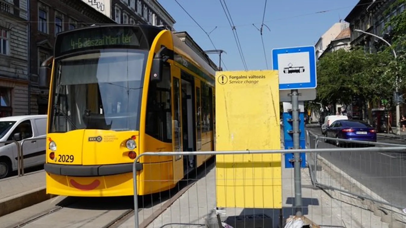 Ilyet még nem láttál: elképesztő dologra vetemedett egy férfi a budapesti villamosmegállóban