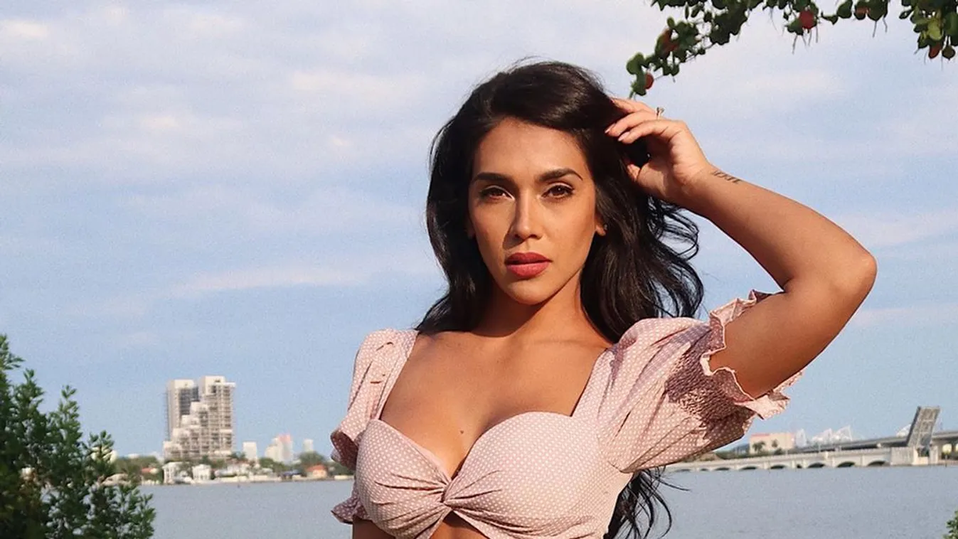 Hancúr a franciaágyon, ledobta a textilt a dögös modell