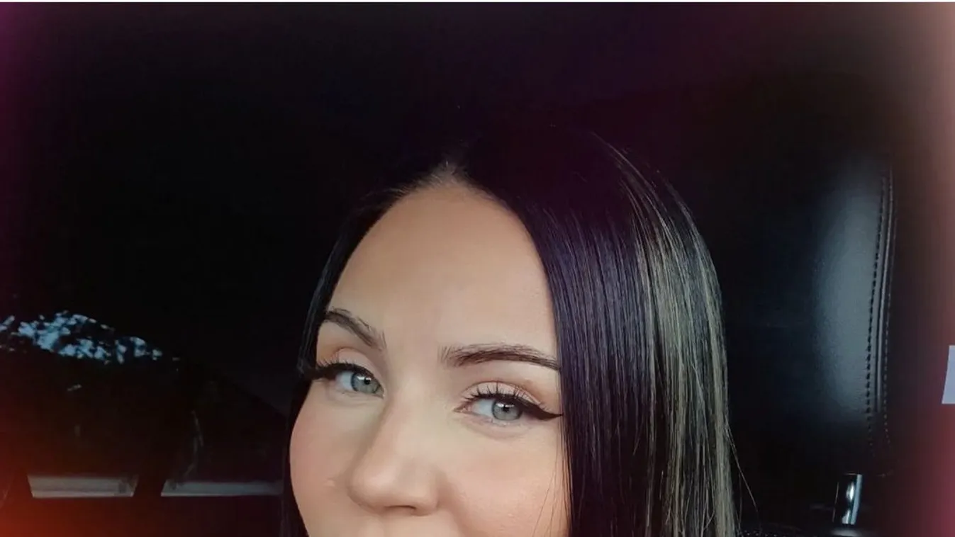 Ez durva: Megmutatta eredeti hajszínét a magyar énekesnő