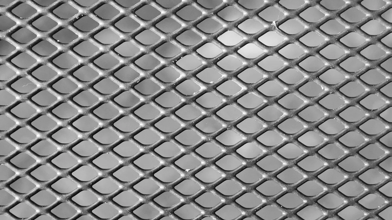 Elképesztő: úgy döntött az üzletlánc, ráccsal választja szét az oltott és az oltatlan vásárlókat Romániában