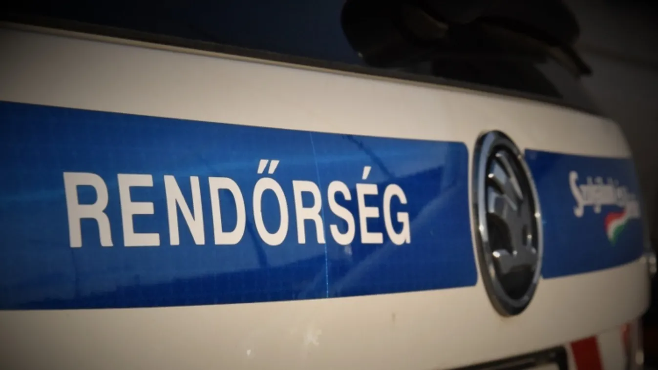 Megrázó helyszíni fotók: kettészakadt az autó, a sofőrnek esélye sem volt