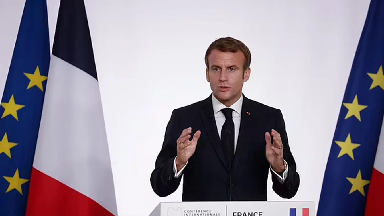 Emmanuel Macron lecserélte a kék színt a francia nemzeti lobogóban