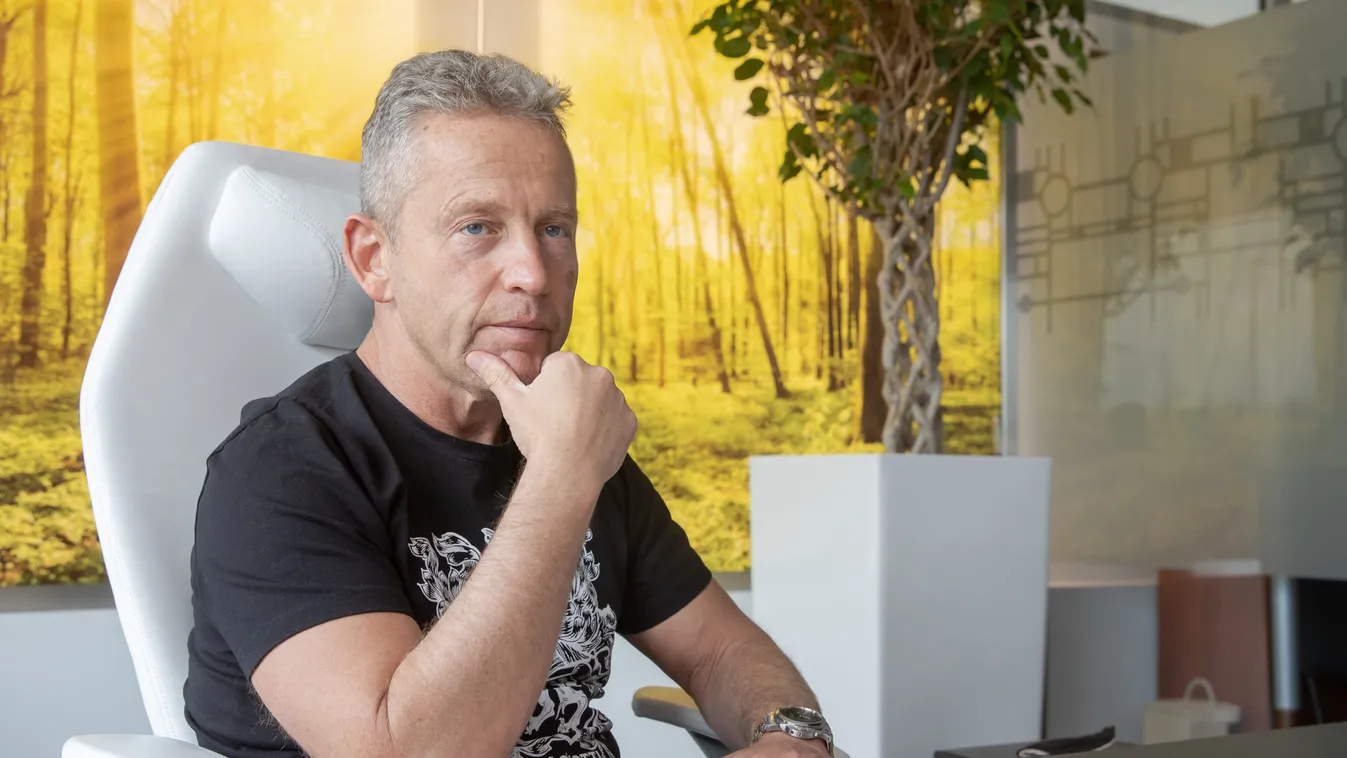 "Nemrég még a kezemben sírt" - különös fotó készült Schobert Norbiról