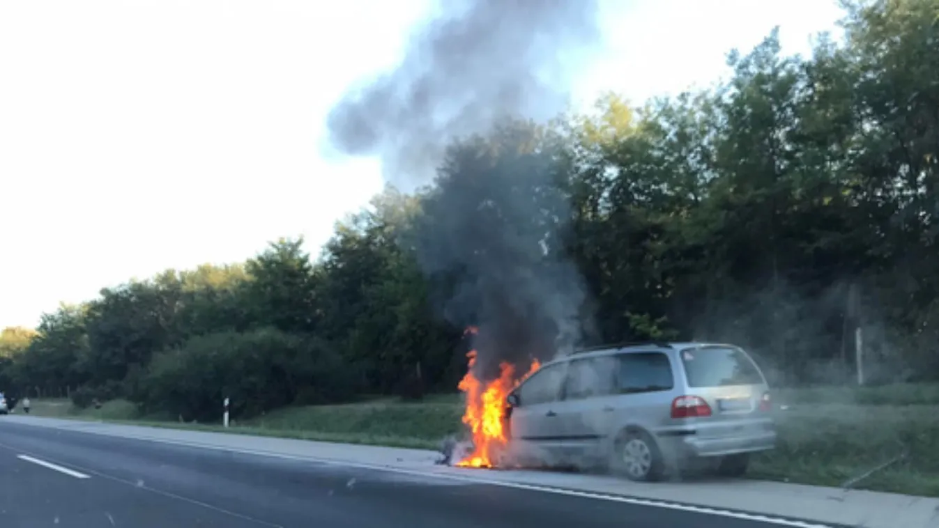 Egy gyümölcsös kerítésének ment, aztán felgyulladt és kiégett a kocsi