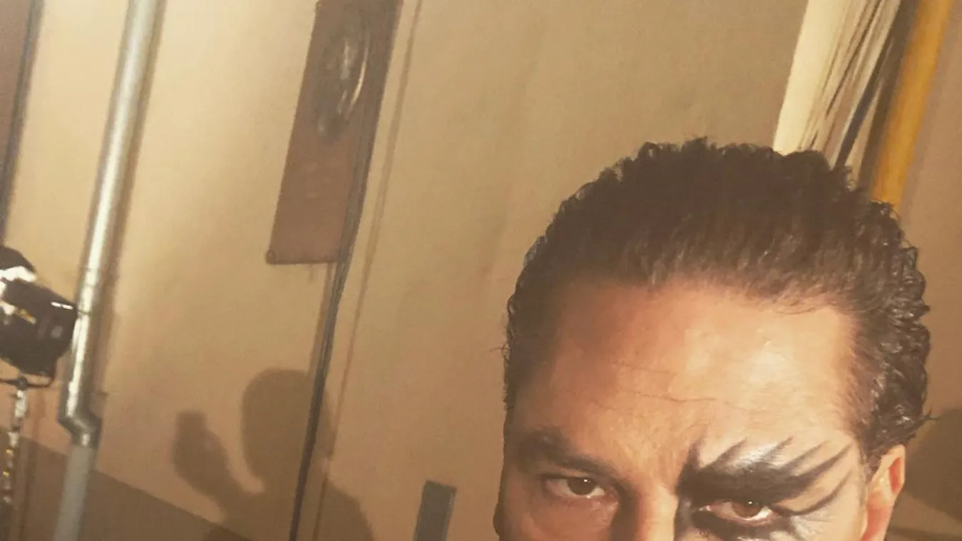 De jó dolga van: Egyszerre két nőt csókol Árpa Attila - Fotó