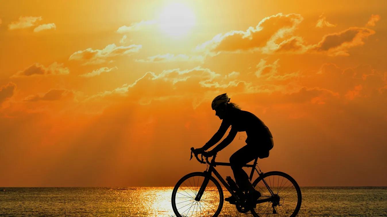 Hajmeresztő magyar autós videó: lehetetlen rajta kiszúrni a balesetveszélyes kerékpárost