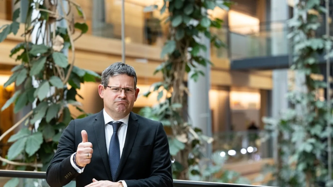 Jelnyelv segítségével tanulhatnak a siketek és nagyothallók