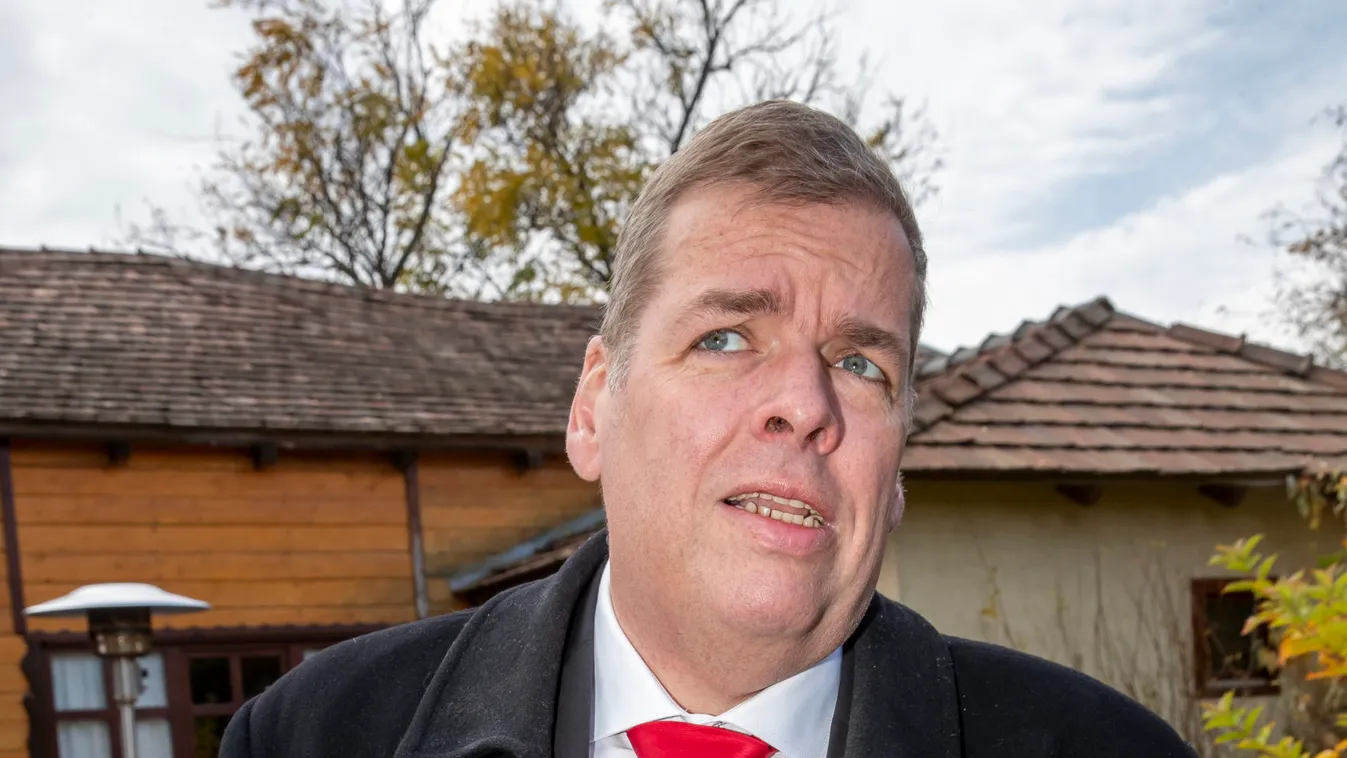 Schmuck Andor is kiakadt Jolly visítozó barátnőjére