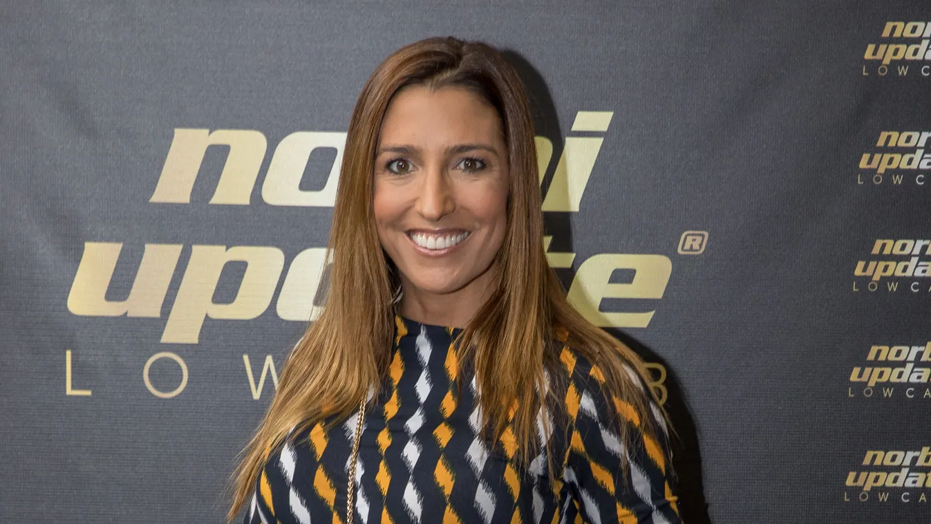 Rubint Réka falatnyi bikinifelsőjén Budapest fényei csillannak vissza