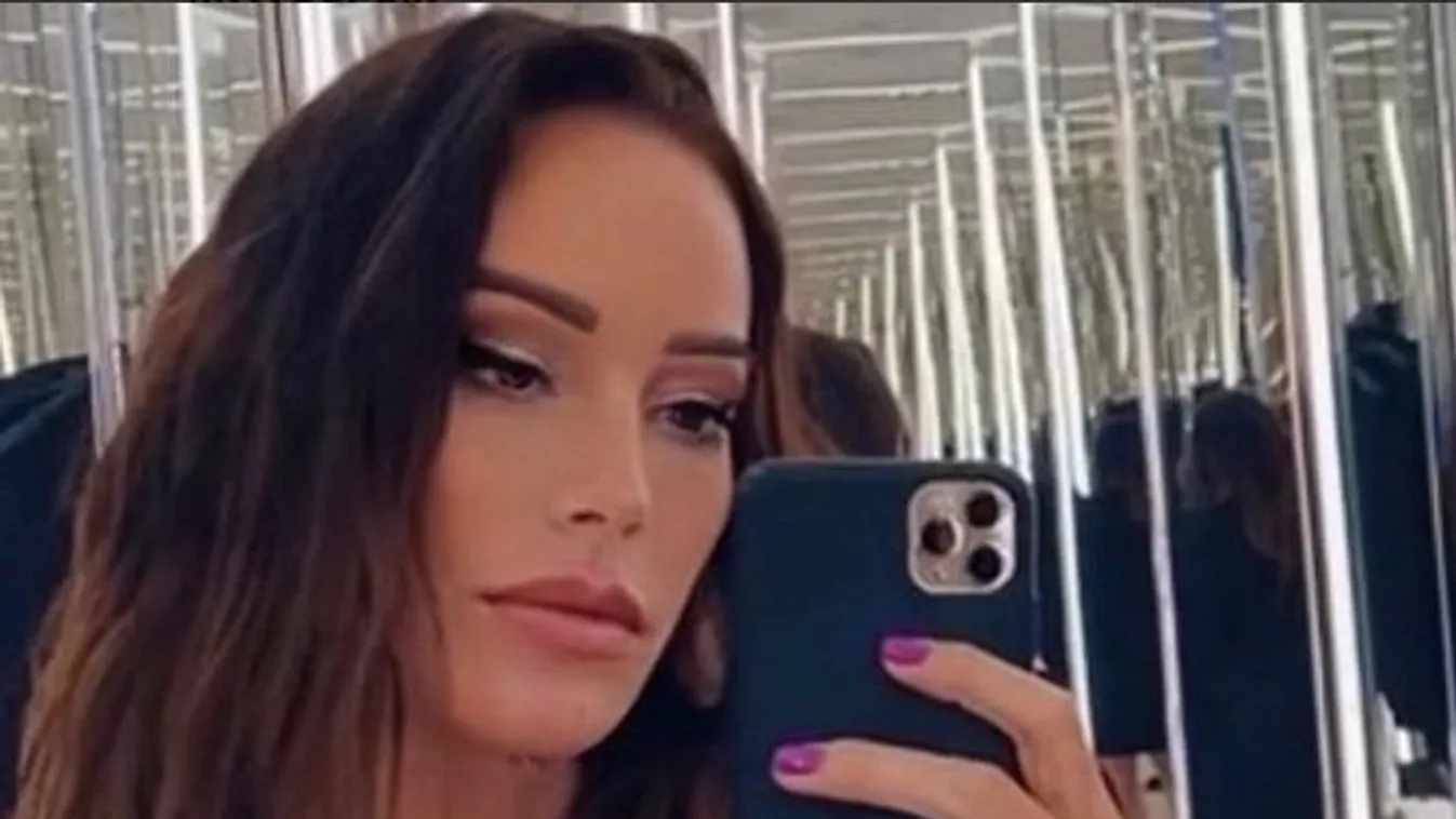 Pikáns felvétel: Vajna Timi egy izmos pasit simogat, aki nem a vőlegénye