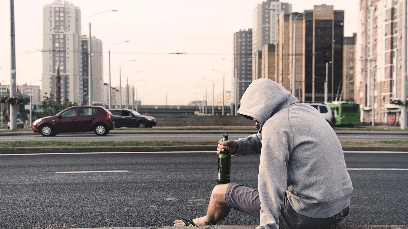 Olyan kemény lett a piától a magyar férfi, hogy megnevelte a templomkaput és a virágtartót