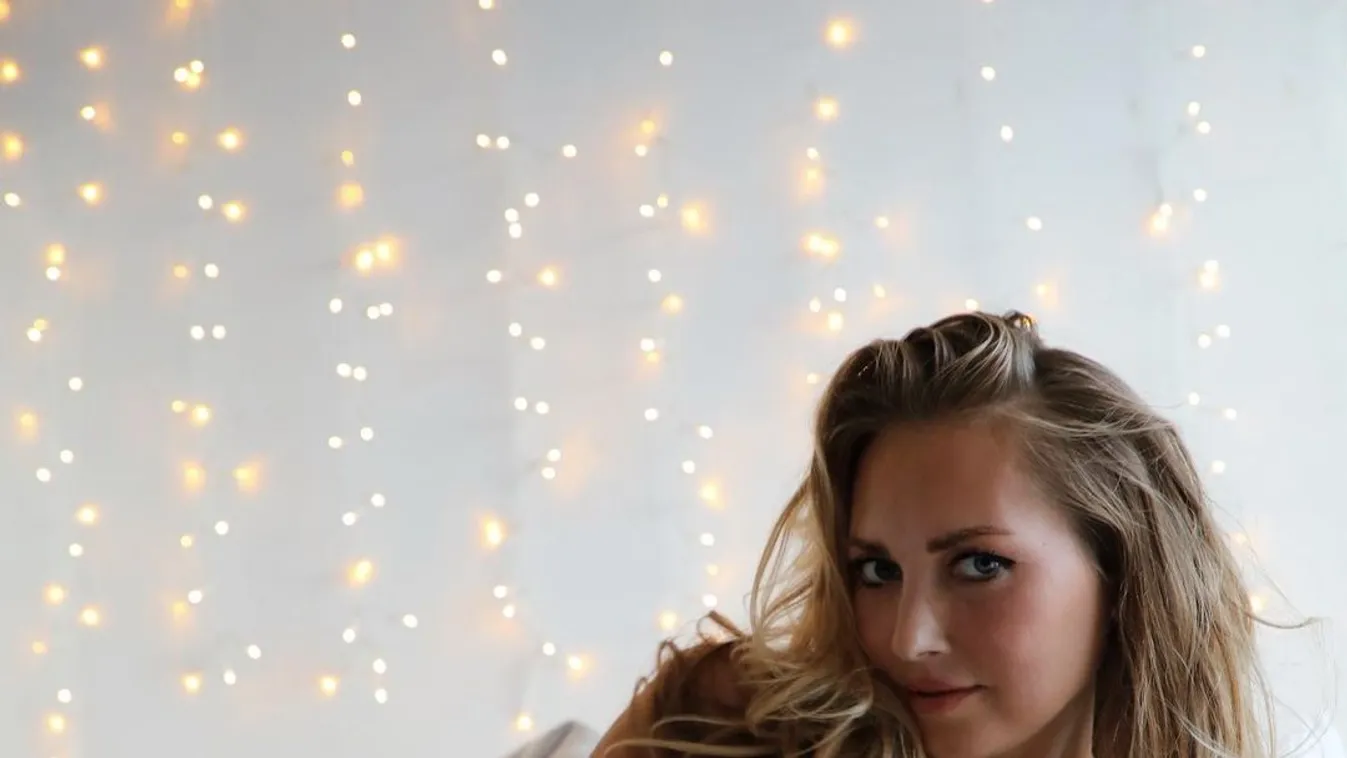 Félrehúzta apró bugyiját, érzéki pózban villant a kerek mellű színésznő