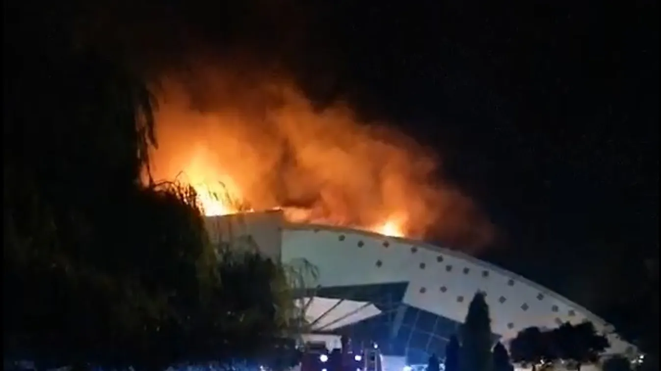 Hatalmas lángokkal ég a tamási termálfürdő tetőszerkezete - Videó