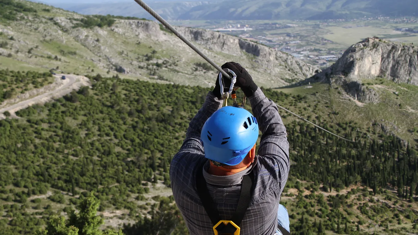 Szédítő magasságban csúszott ki a nő a kötélpálya hevederéből, így mentette meg a hős alkalmazott